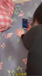 孩在外看动漫片”