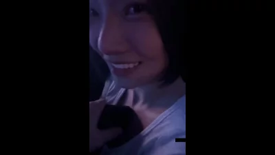在酒吧遇到女网红，手机塞到奶子里摇奶给我看