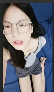 【章哥经典】裸聊眼镜婊女大自慰发骚