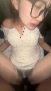 你的白丝开档眼镜女友这么骚男朋友知道吗？