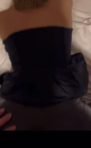 让大奶富家女穿皮裤体验站街女用大屁股勾引男人