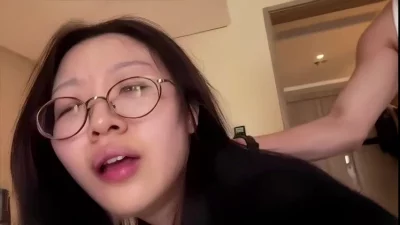 眼镜骚母狗被肌肉男撕开黑丝暴力抽插连续高潮淫叫