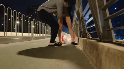 大桥上人来人往，看呆了