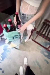 小姨子喝啤酒喝了后色诱姐夫疯狂吃鸡镜前后入狂操内射蜜穴！