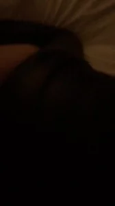 内射高傲的肥臀富家女穿皮裤，来几个一起射她屁股和奶子上