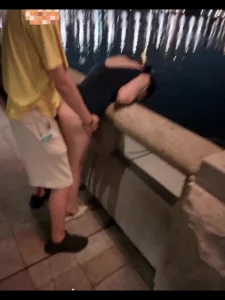 户外找刺激，大奶媳妇和单男直接在江边干起来