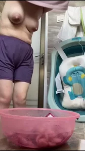 哺乳期挤奶洗逼