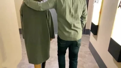 陪36岁熟女嫂子看电影电影院一进门就把持不住把我的鸡巴含住口爆