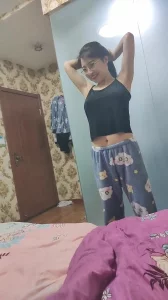 老婆逼里插着鸡巴嘴里还要含着老公的屌