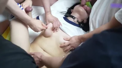 群p天花板车轮战，戴上眼罩不管是谁，摸到鸡巴就开始舔，也太耐操了