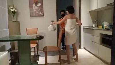 玩的就是真实！巨乳短发御姐勾引外卖小哥，丰满大奶诱惑