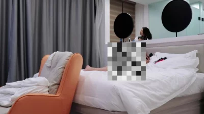 看看别人家的媳妇，是怎么从一个纯情人妻变成喝尿，灌肠，深喉，道具