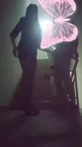少妇楼梯口啪啪，被人尴尬发现