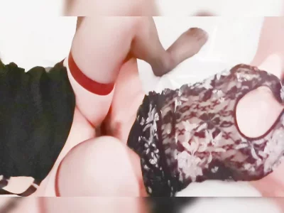 夫人跟单男弟弟忘情舌吻，还时不时望向老公