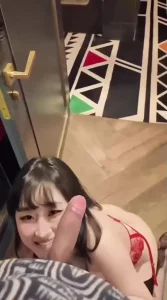 公司年会结束后被女同事勾引为了寻求刺激在酒店走廊操她骚逼