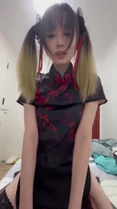 （完整版在简介）旗袍黑丝双马尾女大主动骑乘口交