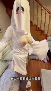 老婆真是太搞笑了！太害羞了，就用浴巾包着头，只露出来逼给单男操