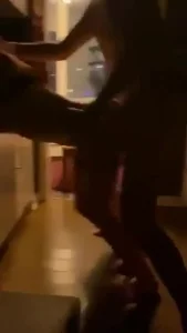 看着老婆被单男在酒店操到自己打开门！