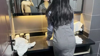 办公司人妻搞到手，白嫩肥臀最适合后入