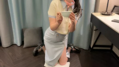 20岁母狗还给泡茶，真够极品的